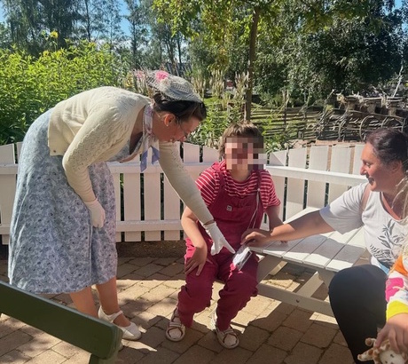 "Ester" med assistenten Claudia