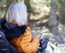 Ensam person med ryggen mot kameran