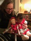 Jamie Booling med docka och barnbarn