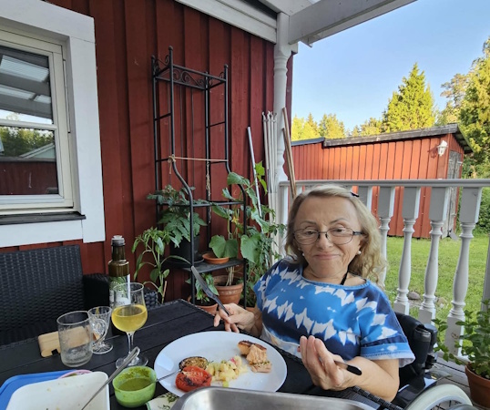 Susanne Sundberg på verandan i Långshyttan