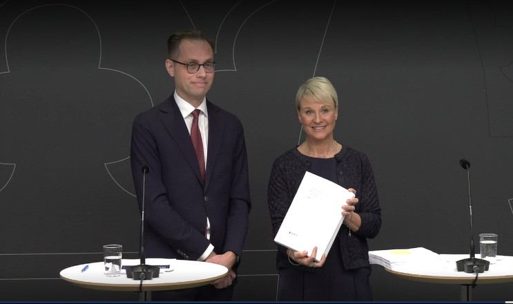 Mikael Westberg ger utredningen till Anna Tenje