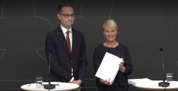 Mikael Westberg ger utredningen till Anna Tenje