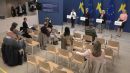 pressträff med 4 personer och 3 sverige flaggor